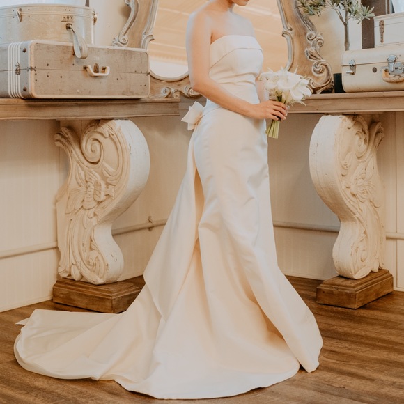 Carolina Herrera Wedding Dress - Picture 8 of 11